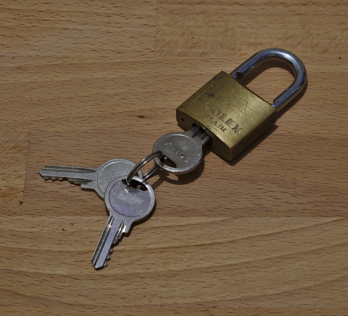 A padlock and keys - the real-world version of the checks that separate a legitimate online casino from a scam. Photo by Trougnouf, licensed CC BY 4.0.